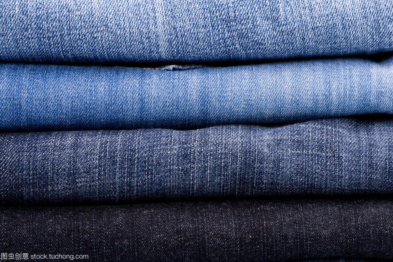 藍(lán)色牛仔褲 從衣櫥角落到街頭時(shí)尚的傳奇